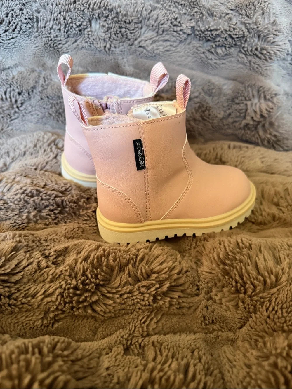 H&M Light Pink Toddler Girls Waterproof Chelsea Boot! Size 4/5.